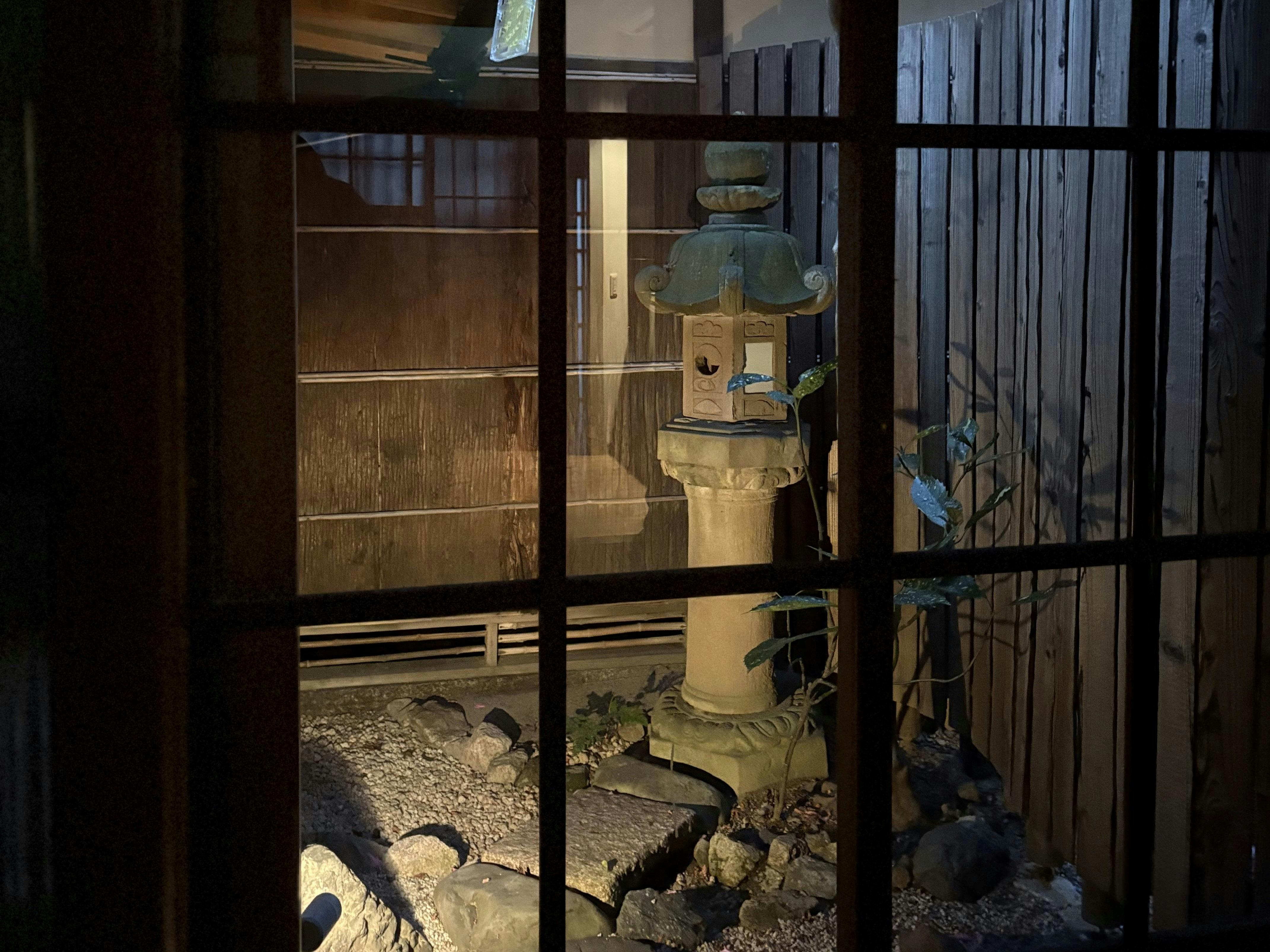 ลานกลางที่มองเห็นได้จากห้องนั่งเล่นชั้น 1