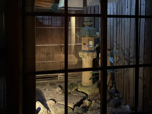 ลานกลางที่มองเห็นได้จากห้องนั่งเล่นชั้น 1