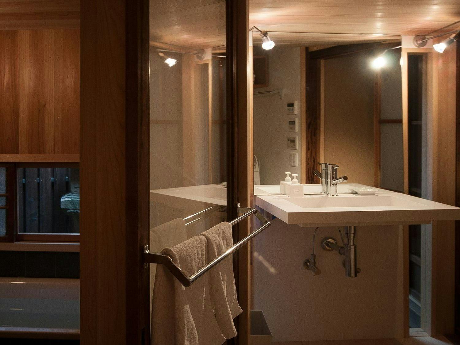 อ่างล้างหน้า (ซ้าย: ห้องน้ำ)