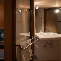 อ่างล้างหน้า (ซ้าย: ห้องน้ำ)