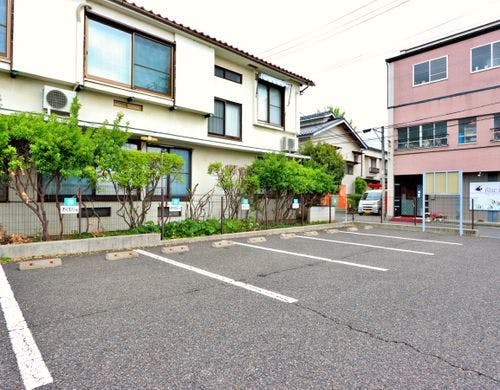 西隣にある駐車場（先着５台分です）