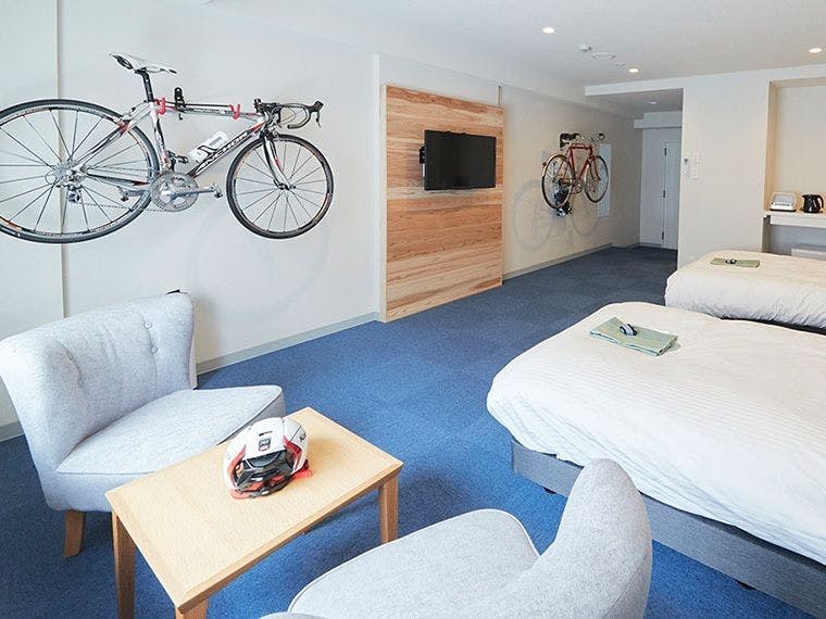 ห้องพักทุกห้องมีที่แขวนจักรยาน 2 อัน