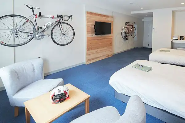 ห้องพักทุกห้องมีที่แขวนจักรยาน 2 อัน