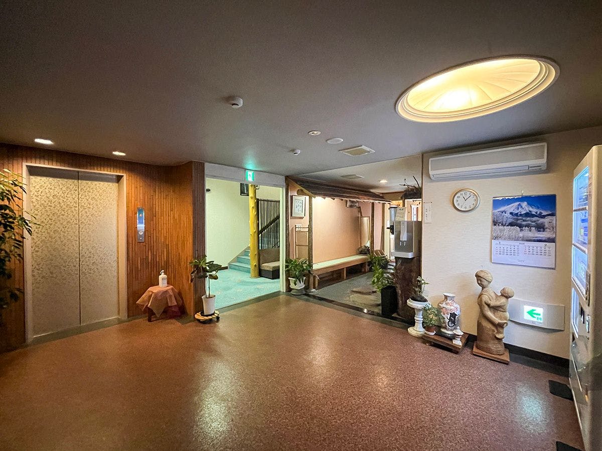 관내에서는 엘리베이터로 층간 이동도 편리합니다.