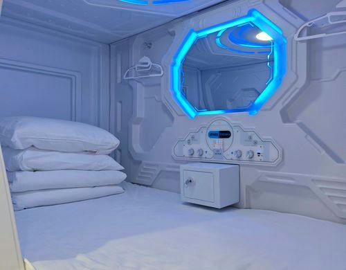 宇宙船の中に入ったかのようなカプセル