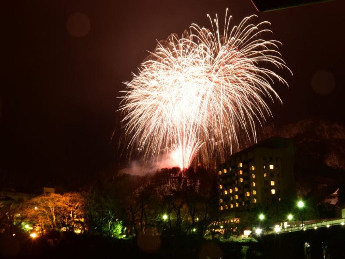 น้ำพุร้อนอุนะซึกิ, เทศกาลดอกไม้ไฟบนหิมะ