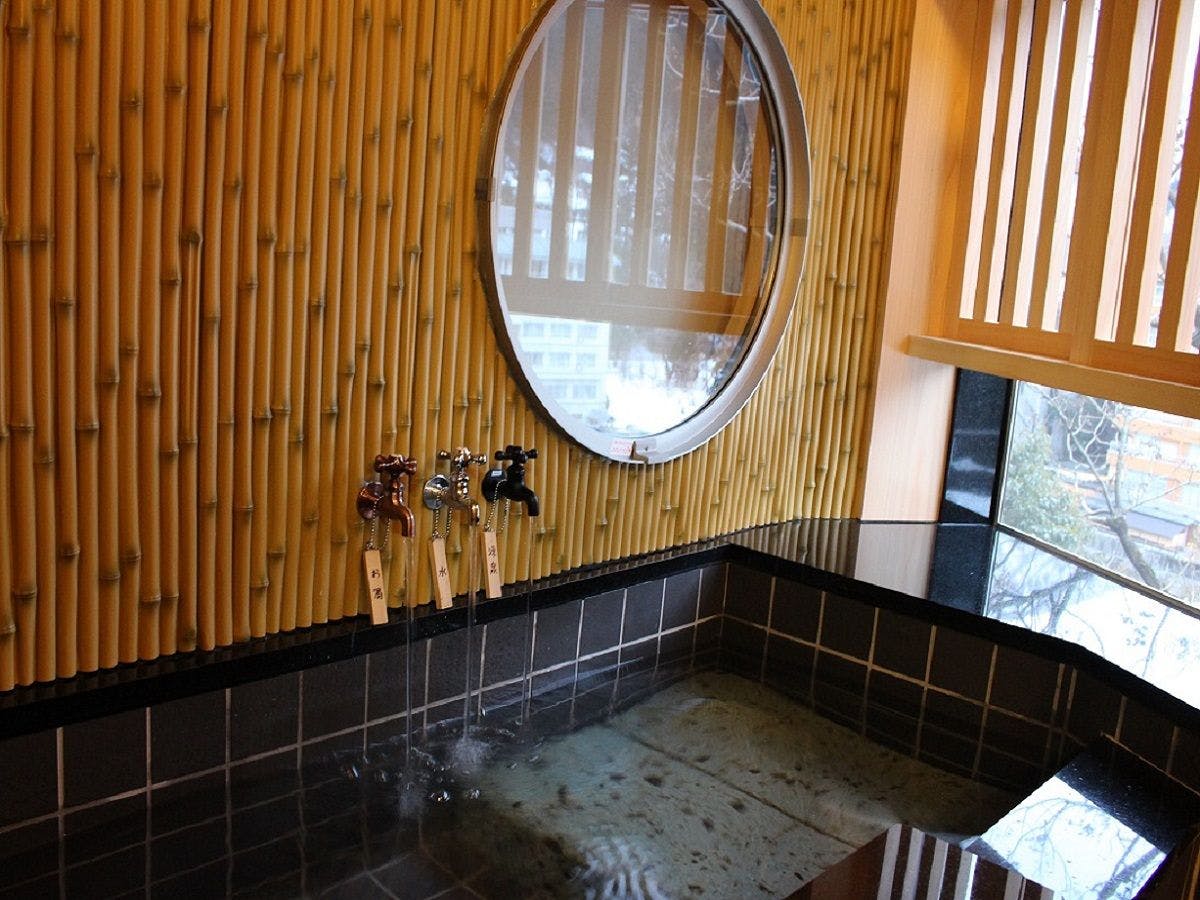 Popular Open-Air Bath Rooms and Seasonal Delicacies of Toyama, Unazuki Onsen Sunyanagi-tei
