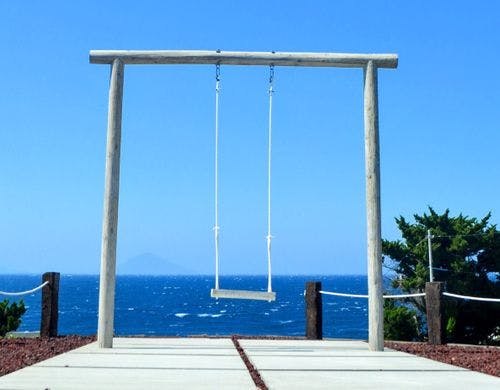 海と空に包まれる天空ブランコ