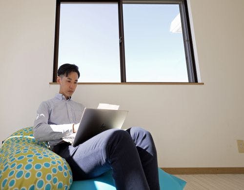 【部屋】場所を変えてクッションの上でも