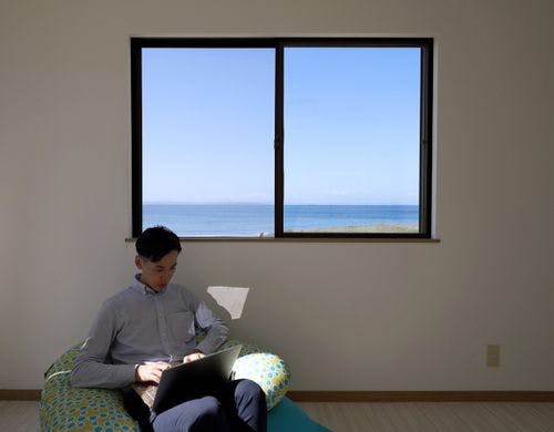 【部屋】疲れたら窓から海原を見て