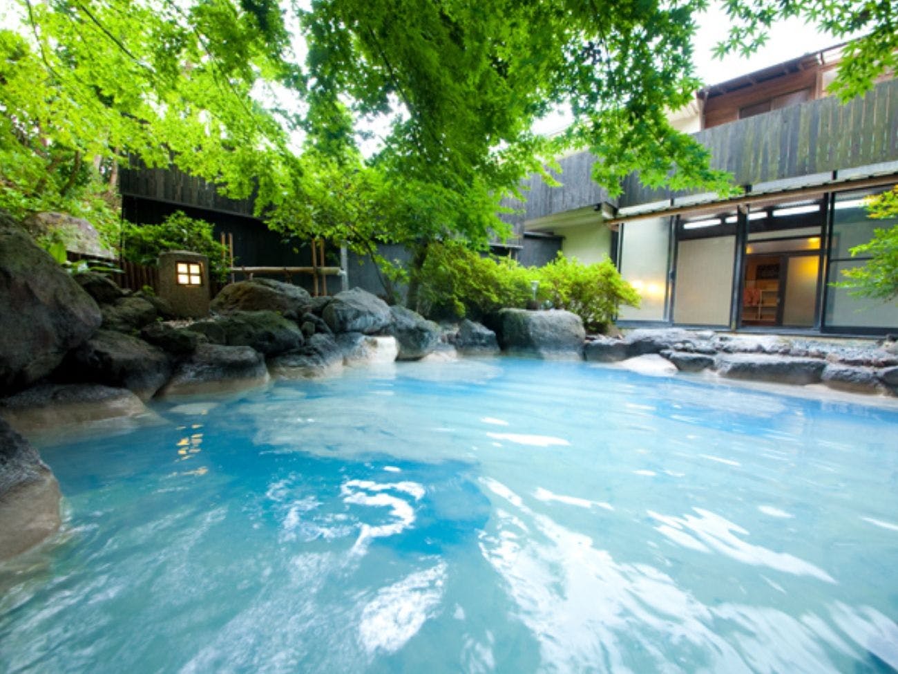 “น้ำสีฟ้า” ที่เป็นเอกลักษณ์ของเรา