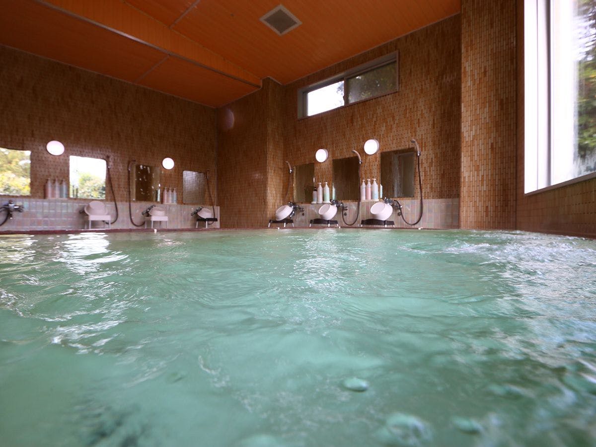 【ภายในอาคาร】ห้องอาบน้ำชายมีที่ล้างตัว 6 แห่ง