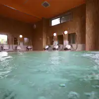 【ภายในอาคาร】ห้องอาบน้ำชายมีที่ล้างตัว 6 แห่ง