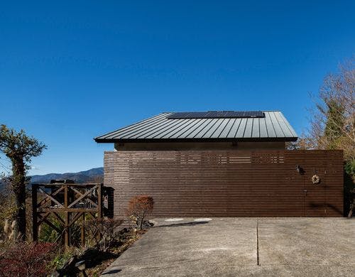 海風が抜ける丘の頂上に建っています。