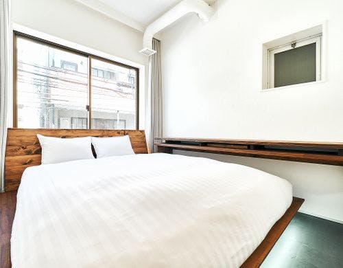 クイーンルームの広々としたベッド