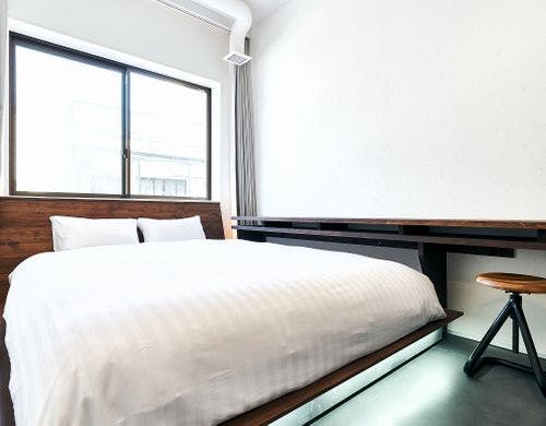 クイーンルームの広々としたベッド