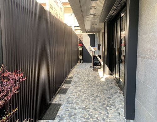 ホテル入口アプローチ