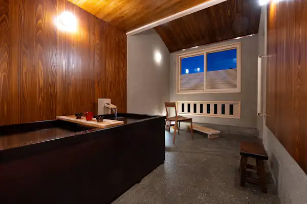 ห้องพิเศษ อ่างอาบน้ำเคลือบแลคเกอร์ญี่ปุ่นแห่งแรก พร้อมวิวภูเขาและซากุระ