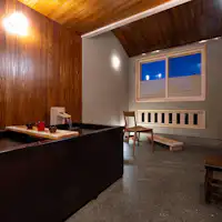 ห้องพิเศษ อ่างอาบน้ำเคลือบแลคเกอร์ญี่ปุ่นแห่งแรก พร้อมวิวภูเขาและซากุระ