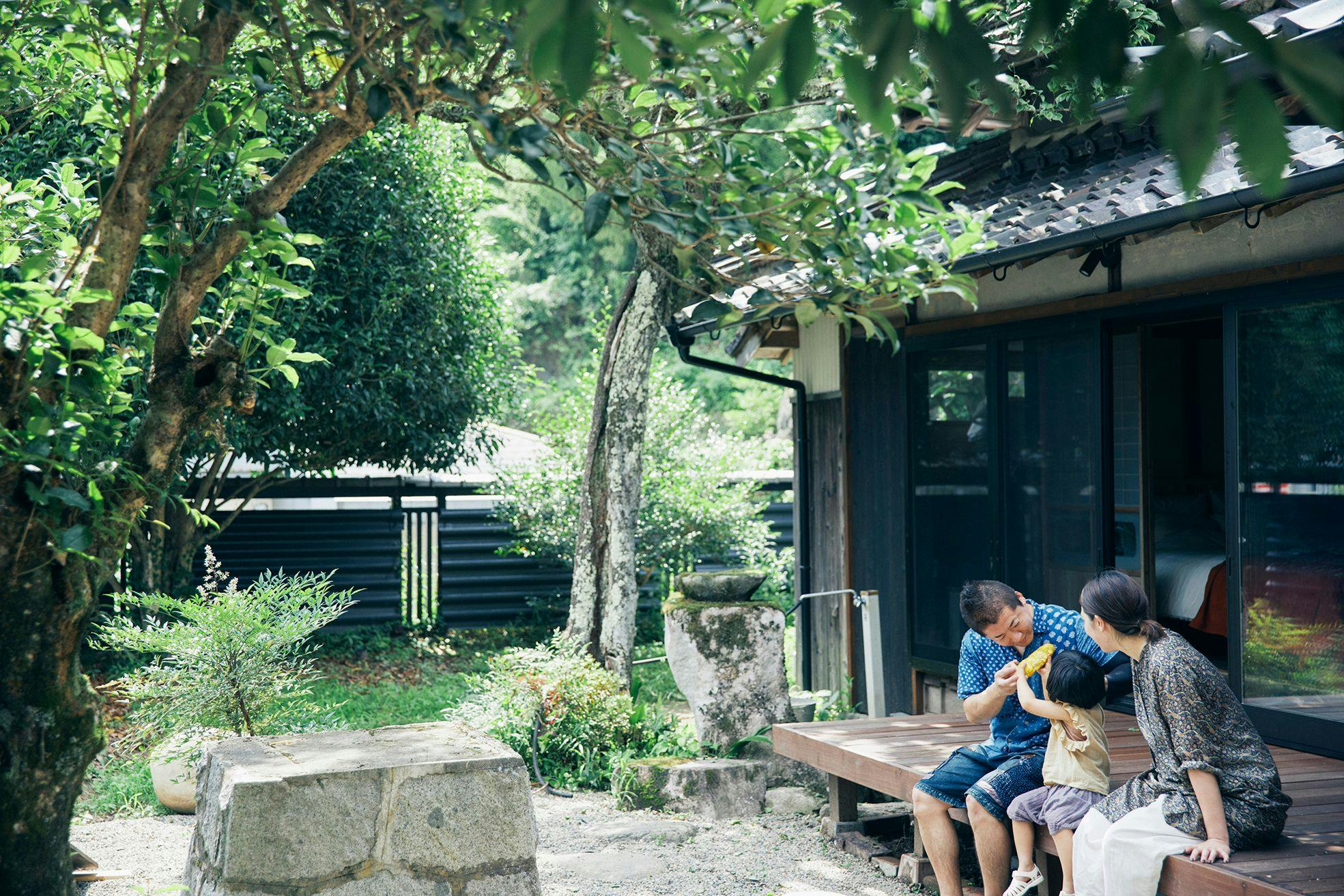 สวนกว้างขวางพร้อมดาดฟ้า.