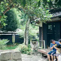 สวนกว้างขวางพร้อมดาดฟ้า.