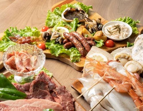 オードブルと海鮮&お肉のBBQセット。