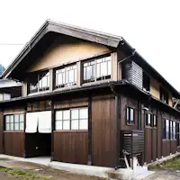 *Eksterior/Gaya arsitektur yang mencerminkan tradisi sejarah Shiramine