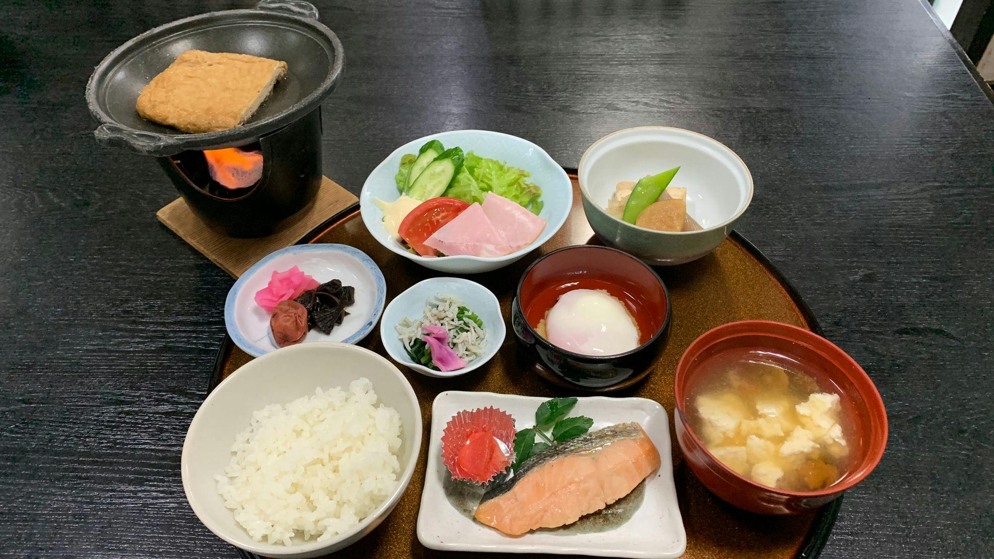 * Sarapan / Hidangan utama adalah hidangan goreng yang sangat populer.