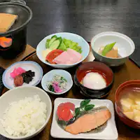 * Sarapan / Hidangan utama adalah hidangan goreng yang sangat populer.