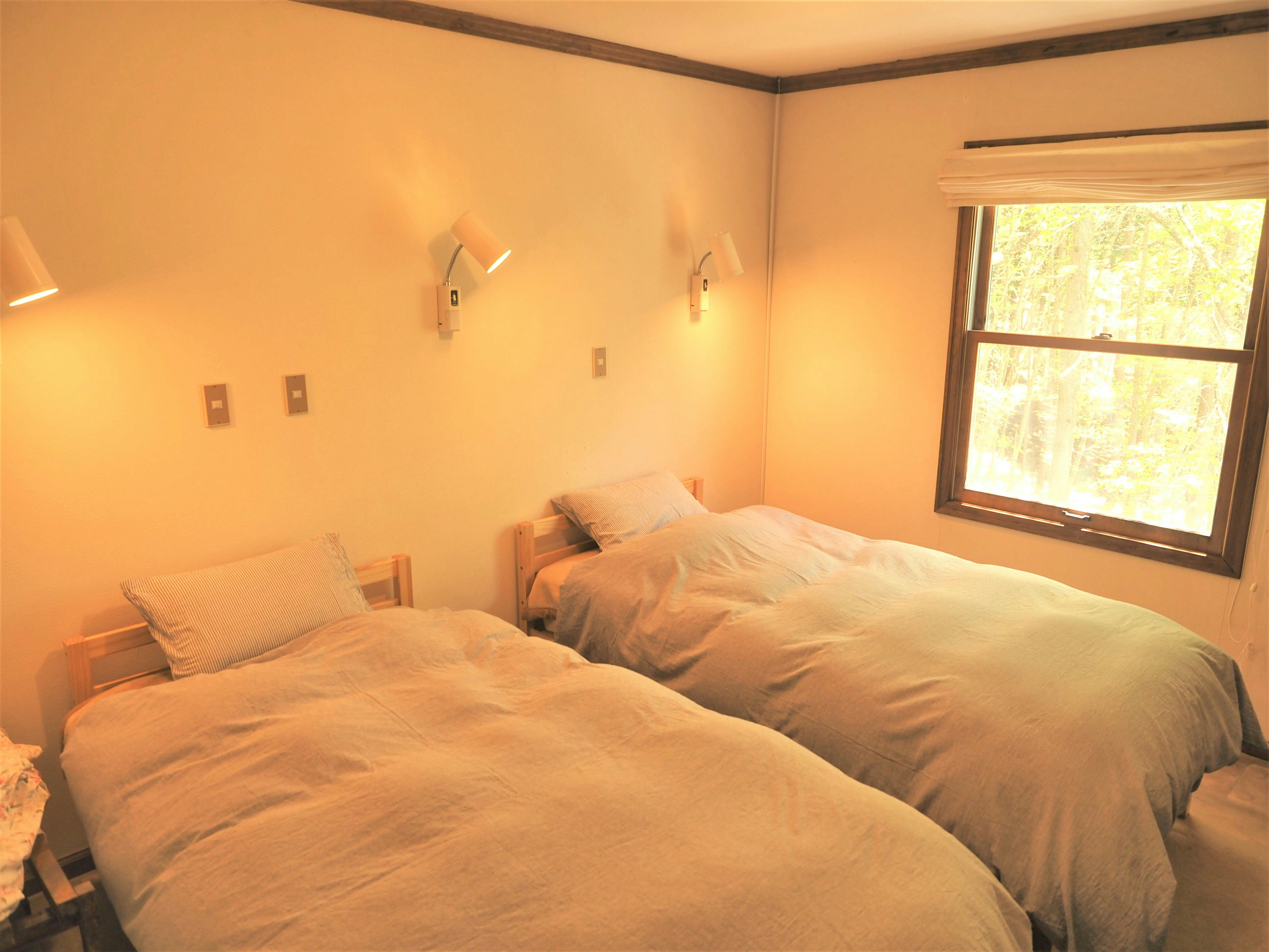 ห้องสไตล์ตะวันตกที่สะดวกสบายพร้อมวิวป่าลาร์ช