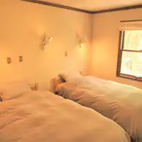 ห้องสไตล์ตะวันตกที่สะดวกสบายพร้อมวิวป่าลาร์ช