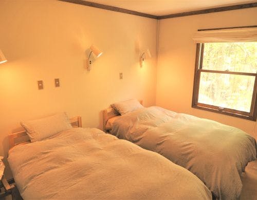 唐松の森を見下ろす気持ちのいい洋室