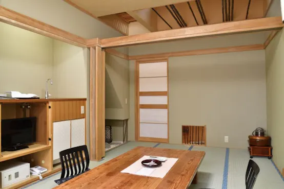 Bilik gaya Jepun dengan loteng menghadap gunung