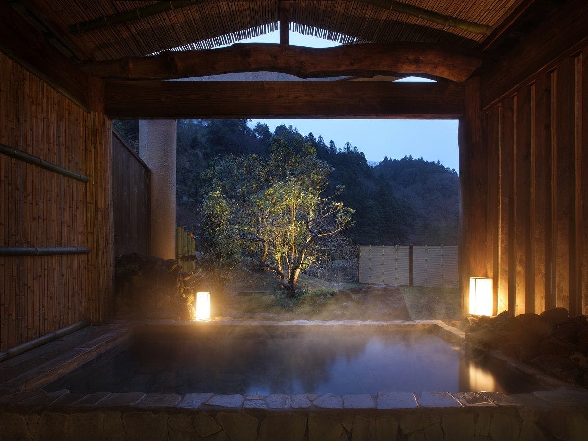 อ่างอาบน้ำกลางแจ้งด้านสวน