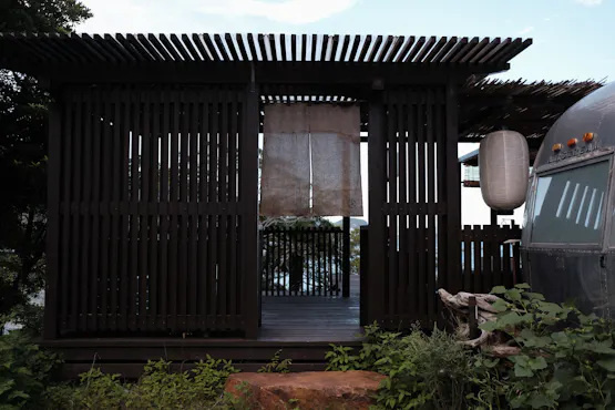 แขวนโคมไฟเพื่อต้อนรับ