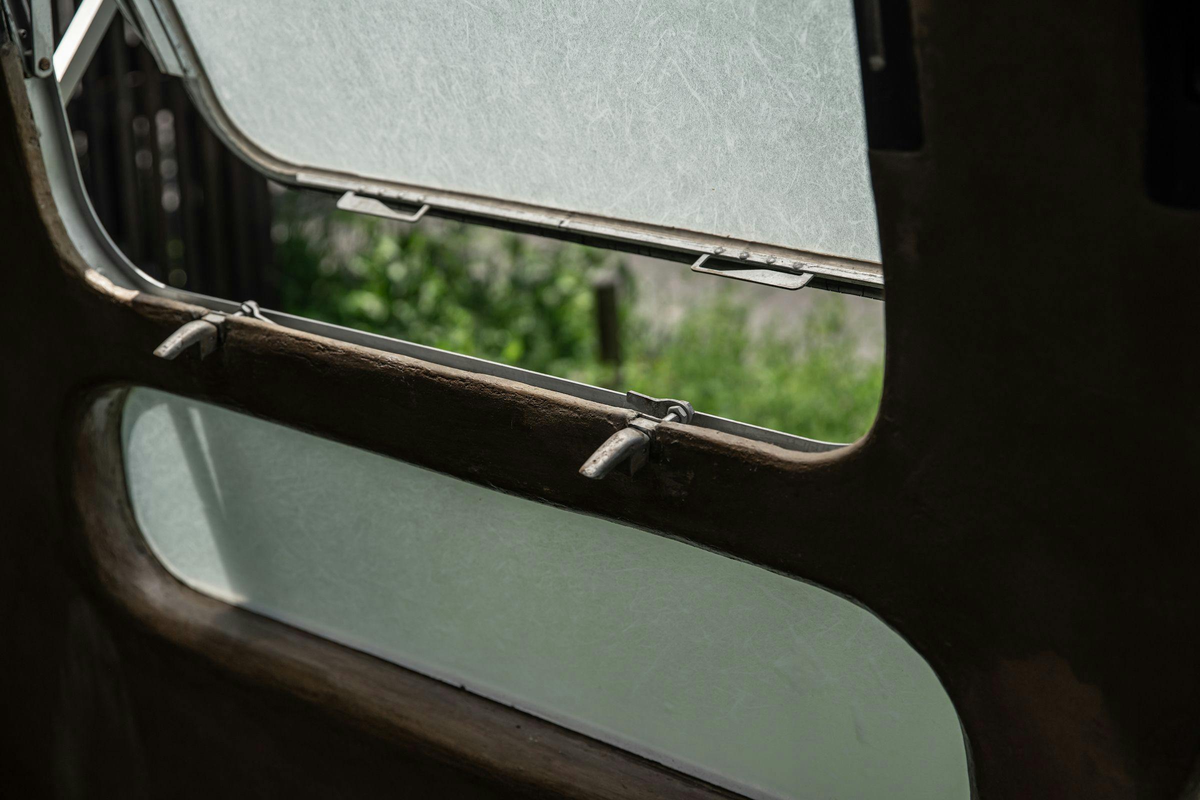 บริเวณหน้าต่างยังเสร็จสิ้นด้วยการฉาบปูน