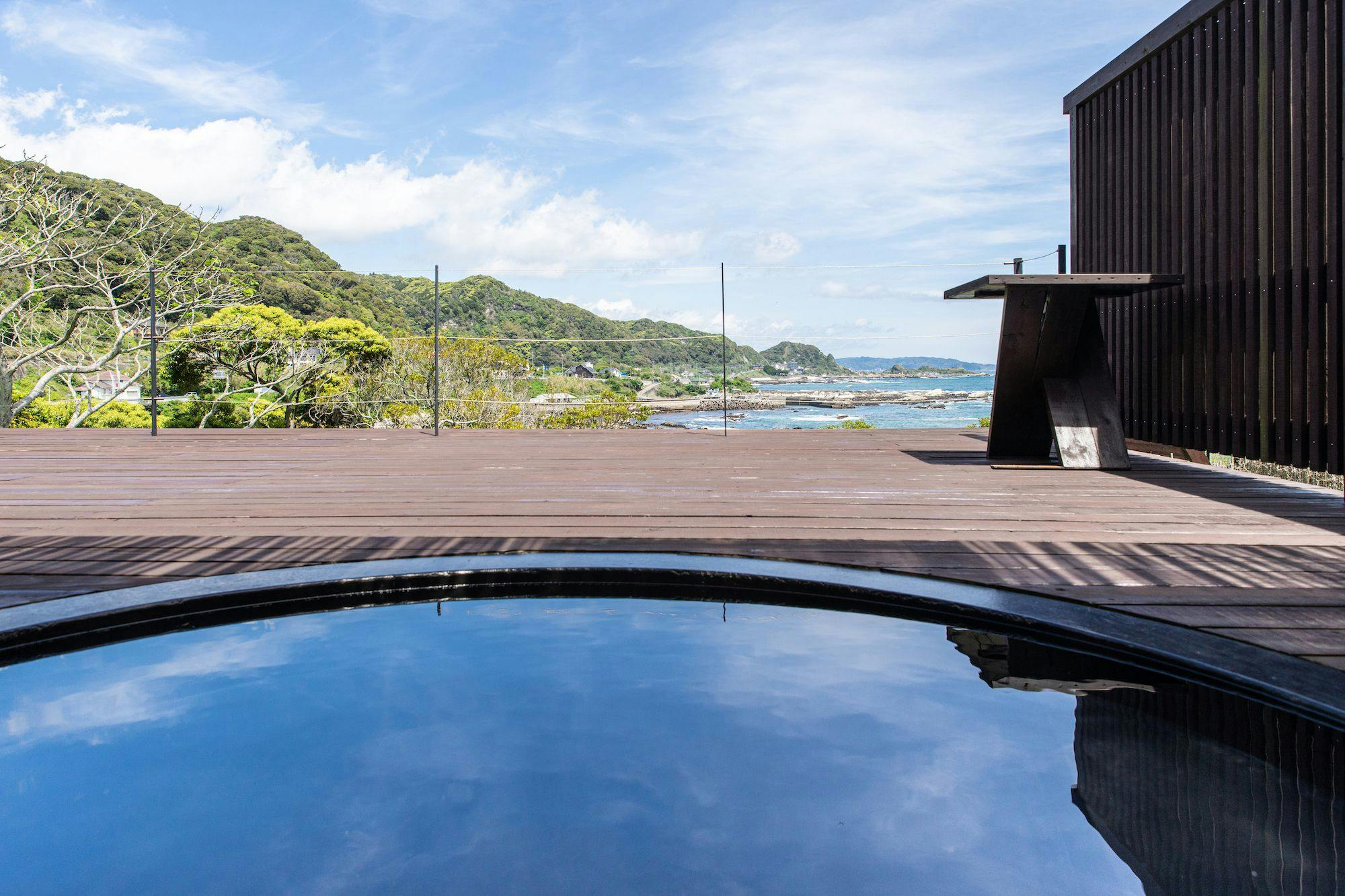 สระว่ายน้ำกลางแจ้งพร้อมวิวทะเล