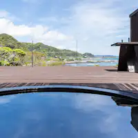 สระว่ายน้ำกลางแจ้งพร้อมวิวทะเล