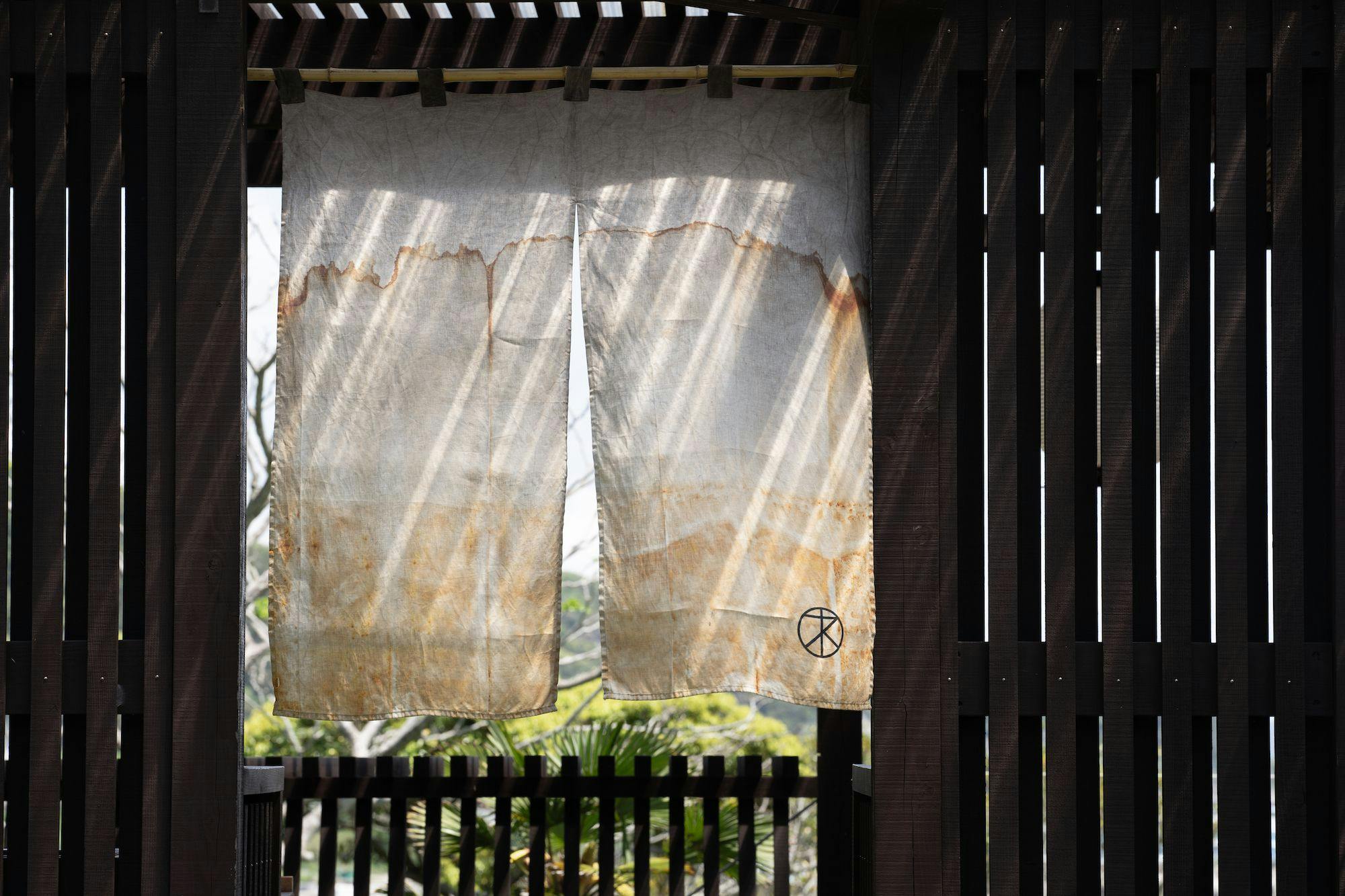 ผ้าม่านถูกย้อมด้วยสนิม