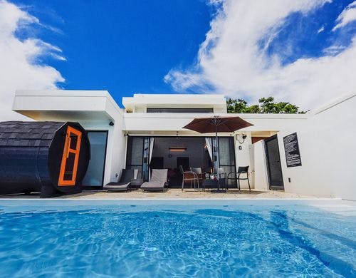 デラックス　バレルサウナとプール