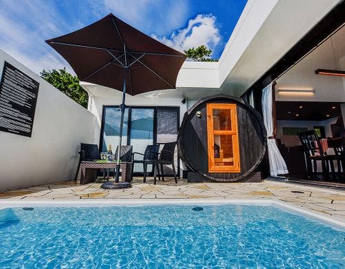 デラックス　バレルサウナとプール