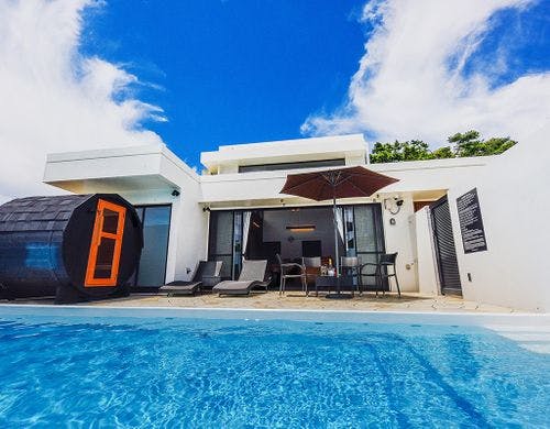 エグゼクティブ　バレルサウナとプール