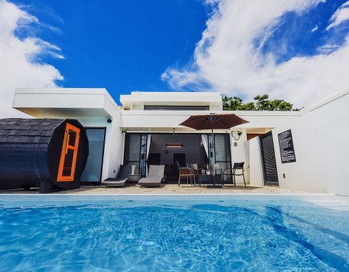 エグゼクティブ　バレルサウナとプール