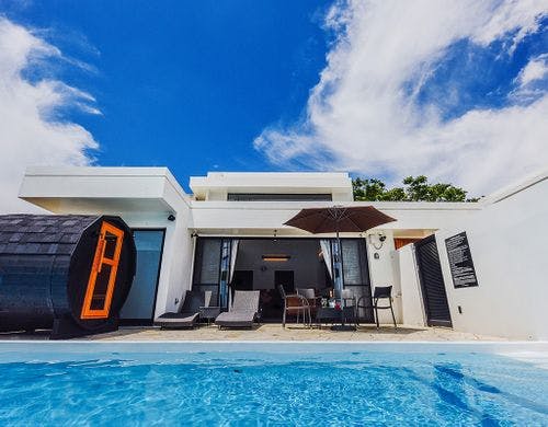 エグゼクティブ　バレルサウナとプール