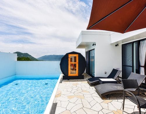 エグゼクティブ　バレルサウナとプール