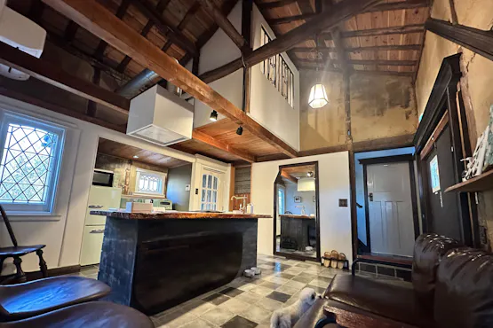 ห้องครัวสไตล์โมเดิร์นพร้อมเพดานสูง