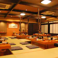 设有围炉的用餐区。