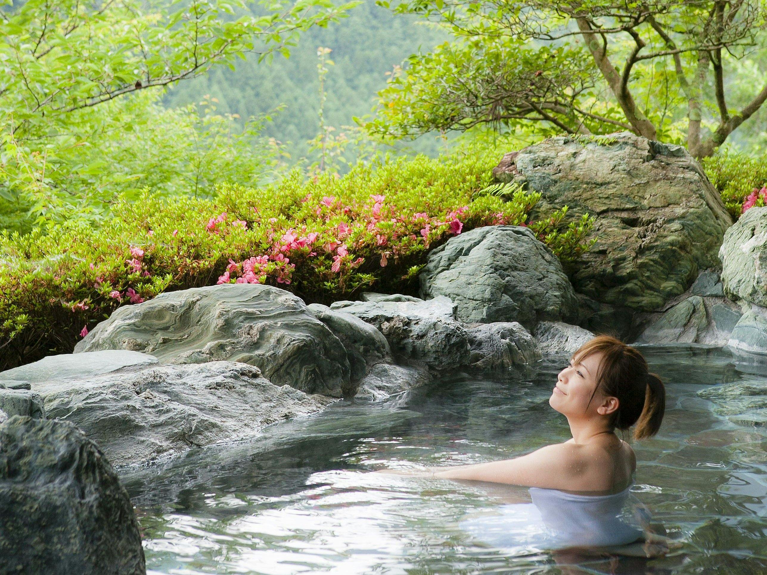 在天空露天温泉中放松
