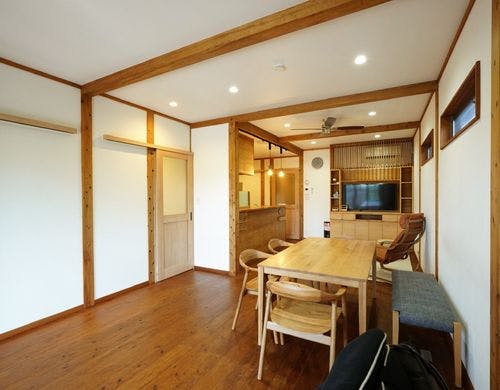 夜の灯りに囲まれたomoya