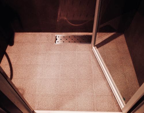 シャワールーム床